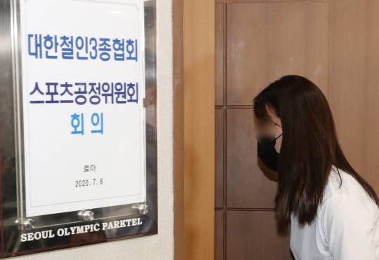 장윤정이 지난 6일 대한철인3종협회 스포츠공정위원회 회의장으로 들어가고 있다. 연합뉴스