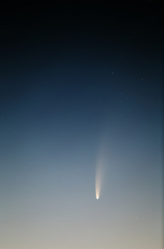 지난 8일 4시 24분 강원도 태백시에서 촬영한 니오와이즈 혜성.<사진=박영식 한국천문연구원 선임연구원>