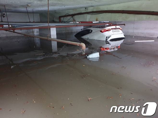 10일 오전 호우경보가 내린 해운대구의 한 아파트 지하주차장이 침수돼 차량 1대가 물에 잠겨 있다. (부산경찰청 제공)2020.7.10/뉴스1 © News1