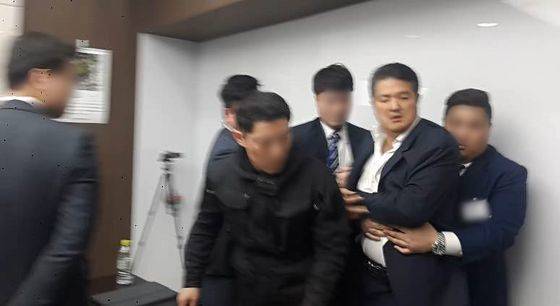 이 전 대표가 2018년 3월 21일 임시 주주총회에서 김모 대표 등이 동원한 사람들에게 쫓겨나고 있다며 제공한 사진. 사진 이 전 대표