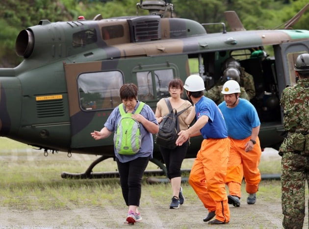이재민들이 헬기로 구조되는 모습 [사진=EPA 연합뉴스]