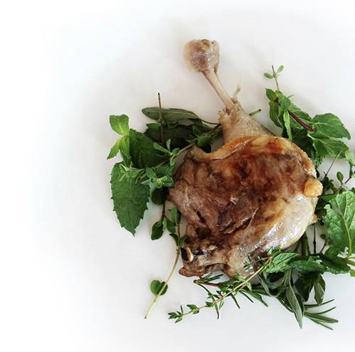 콩피 후 건져낸 오리 다리