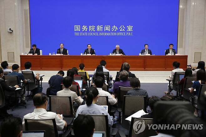 중국 '코로나19 백서' 발표 (베이징 EPA=연합뉴스) 중국 국무원 신문판공실이6월 7일 베이징에서 기자회견을 열어 '코로나19 사태 방제 중국 행동' 백서를 발표하고 있다. 미중간 신종 코로나바이러스 감염증(코로나19) 책임 공방이 계속되는 가운데 중국은 코로나19 발생 이래 처음으로 백서를 통해 성과를 자랑했다. leekm@yna.co.kr