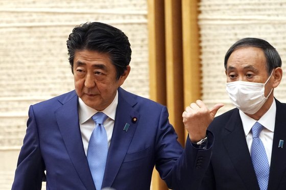 지난 5월 아베 신조 일본 총리가 기자회견장에서 '일본 정부 2인자'로 불리는 스가 요시히데 관방장관을 가리키고 있다. [AP=연합뉴스]