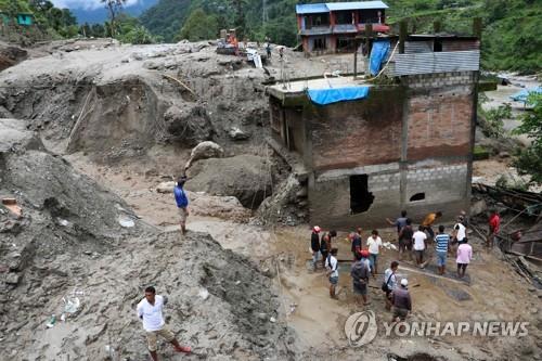 9일 네팔 카트만두 인근 신두팔초크 지역에서 발생한 산사태. [AFP=연합뉴스]