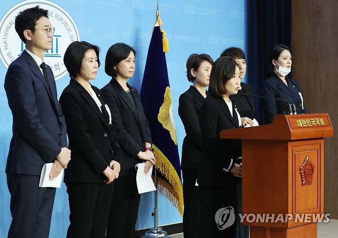 성추행 의혹 고소인 2차 가해 중단 촉구하는 미래통합당 (서울=연합뉴스) 안정원 기자 = 미래통합당 전주혜 의원 등이 12일 오후 서울 여의도 국회 소통관에서 기자회견을 열고 고 박원순 서울시장 성추행 의혹 고소인에 대한 신상털기 등 2차 가해 중단을 촉구하고 있다. 2020.7.12 jeong@yna.co.kr