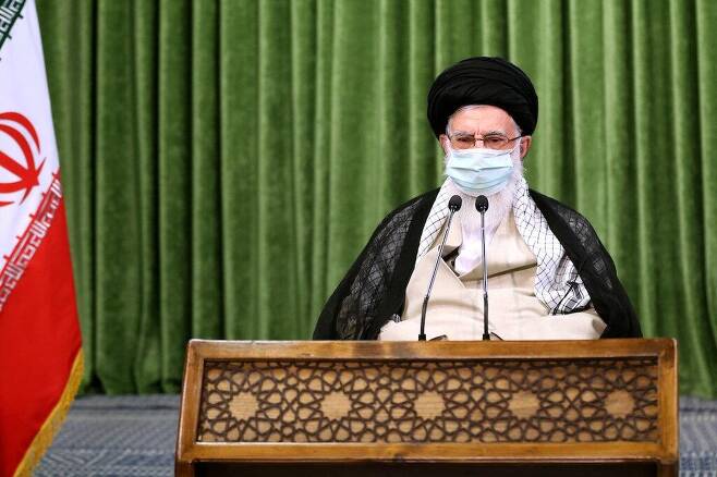 마스크를 쓴 이란 최고지도자 아야톨라 알리 하메네이 [이란 최고지도자실. 재판매 및 DB 금지]