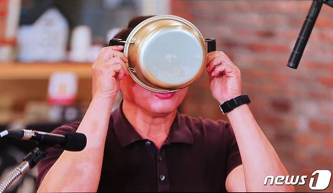 13일 SK그룹 사내방송을 통해 방영된 '최태원 클라쓰' 방송에서 최태원 회장이 라면 국물을 마시고 있다.© 뉴스1