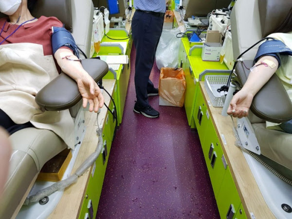 신천지 대구교회 신도들이 13일 헌혈 차량 안에서 혈장 공여를 하고 있는 모습. /신천지 대구교회