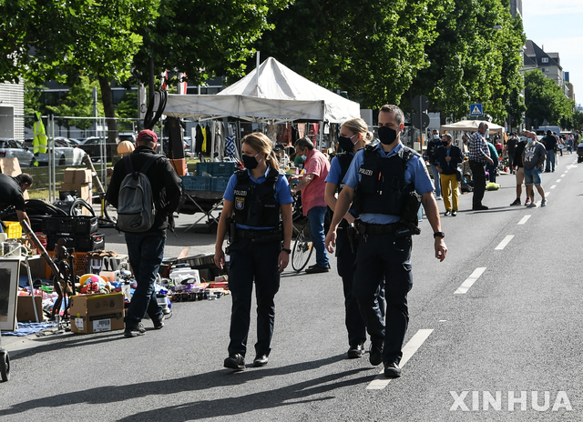 [프랑크푸르트( 독일)= AP/뉴시스] 독일의 경찰 순찰대가 지난 4일 재개된 프랑크푸르트의 벼룩시장 일대를 순찰하고 있다. 2020.07.08
