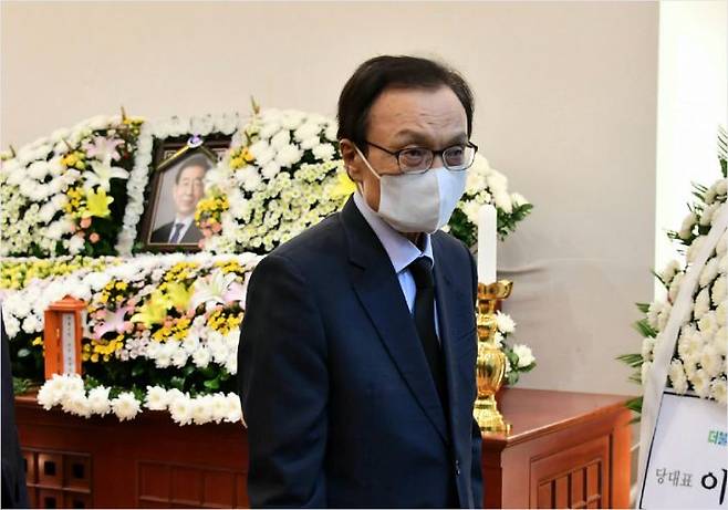 10일 서울대학병원 장례식장에 마련된 고 박원순 시장의 빈소를 방문한 이해찬 더불어민주당 대표가 조문하고 있다. (사진=서울시 제공)