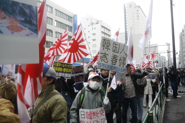 2013년 도쿄 한인타운인 신오쿠보에서 벌어졌던 혐한 시위. <한겨레> 자료사진