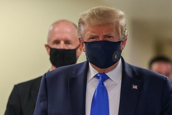 도널드 트럼프 미국 대통령은 11일(현지시간) 처음으로 마스크를 착용한 채 공식 일정을 소화했다. [로이터=연합뉴스]