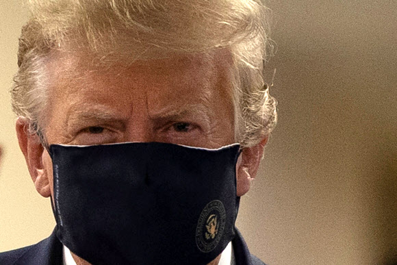 코로나19 감염을 막기 위한 마스크를 최근 공식 일정에 처음으로 쓰고 나타난 도널드 트럼프 미국 대통령.로이터 연합뉴스