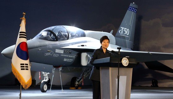 2015년 박근혜 당시 대통령이 경남 사천시 한국항공우주산업에서 열린 미국 수출형 훈련기(T-X) 공개기념식에 참석해 인사말을 하고있다. [청와대사진기자단]