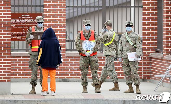 경기도 평택 캠프 험프리스에서 미군 장병들이 마스크를 쓴 채 출입을 통제하고 있다.  2020.3.26/뉴스1 © News1 조태형 기자