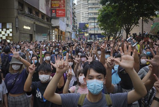 홍콩 시민들이 반환 23주년 기념일이었던 지난 1일 보안법에 항의하는 시위를 벌이고 있다.