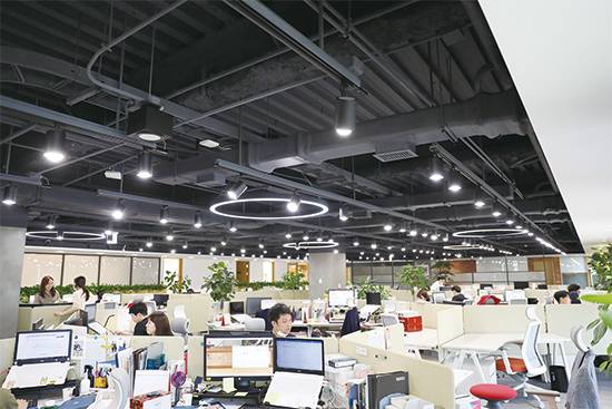 롯데인재개발원 사무실 전경. 창의력을 높이기 위해 천장 구조물을 뜯어내 층고를 높였다. <롯데인재개발원 제공>