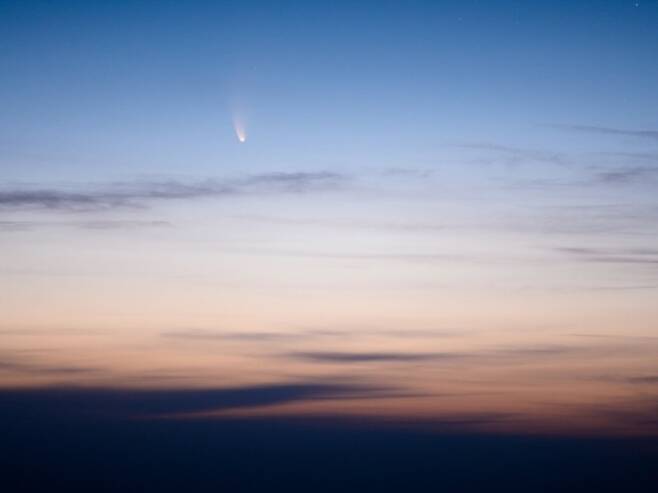 네오와이즈 혜성의 모습. 경남 오도산에서 9일 오전 4시 25분 촬영.(사진=김준오)