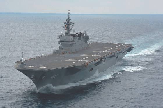 일본 해상자위대의 헬기 구축함인 이즈모함은 F-35B 수직이착륙 스텔스 전투기를 탑재할 수 있도록 개조할 예정이다. 사실상 경항모급의 역할을 할 것이다. [일본 해상자위대 제공]