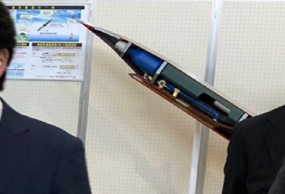 야마모토 도모히로(山本朋廣) 일본 방위성 차관 트위터에 올라온 신형 극초음속 미사일 모형. [트위터 캡처]