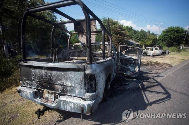 지난해 10월 CJNG로 추정되는 괴한들의 매복 공격을 받아 불에 탄 경찰 차량 [EPA=연합뉴스]