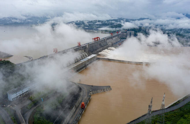 지난 18일 중국 후베이성 싼샤댐이 일부 수문을 열어 물을 방류하고 있다. 후베이성/신화 연합뉴스