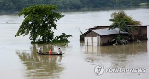 홍수로 물에 잠긴 인도 아삼주의 한 마을. [EPA=연합뉴스]