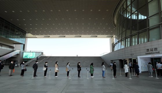 지난 5월 6일 방역 단계를 '생활 속 거리두기'로 전환하면서 재개관한 국립중앙박물관에 관람객들이 2m 간격을 유지하며 줄을 서 있다. 김성룡 기자