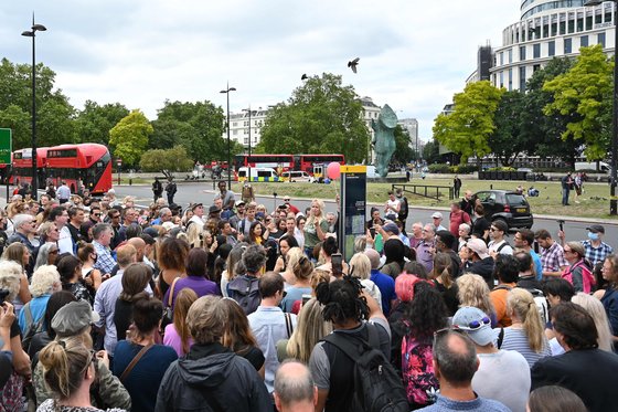 지난 19일 영국 런던의 하이드파크에서 마스크 착용 반대 시위가 열려 한 시민의 연설을 사람들이 듣고 있다. [AFP=연합뉴스]
