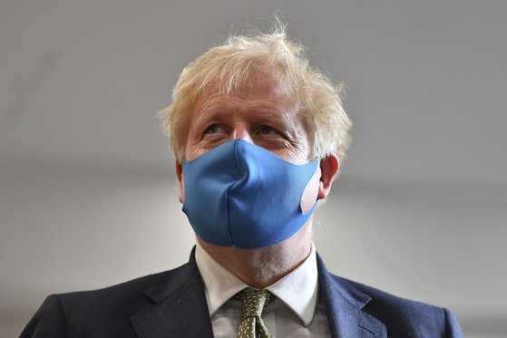 보리스 존슨 영국 총리가 지난 13일 공식 일정에서 마스크를 착용했다. [AP=연합뉴스]