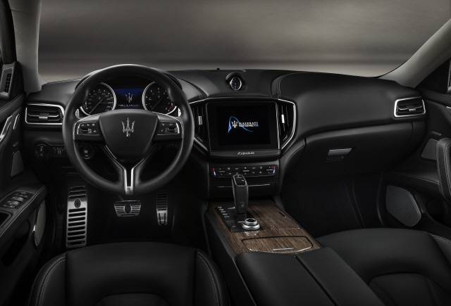 마세라티 ‘기블리 S Q4 그란루소’의 실내 인테리어./사진제공=포르자모터스코리아(FMK)