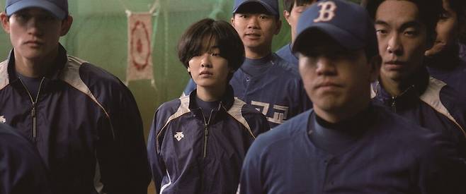 6월18일 개봉한 영화 <야구소녀>에도 K-장녀 서사가 등장한다. 주인공은 ‘천재 야구소녀’지만 어려운 집안의 장녀라는 현실에 부딪혀 야구를 포기해야 할 위기에 놓인다. 싸이더스 제공