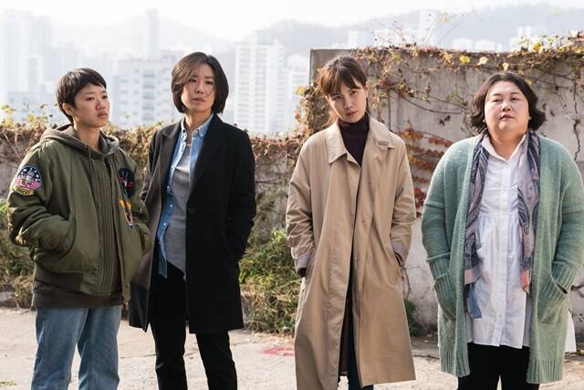 올 초 개봉한 영화 <이장>은 가족 내 딸들의 굴곡진 삶을 그린다. 인디스토리 제공