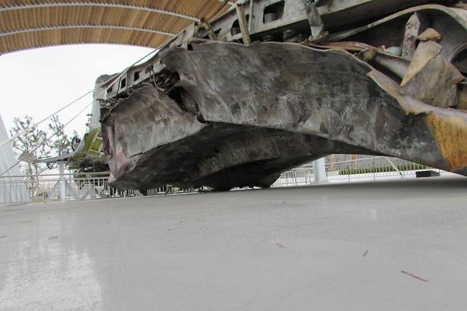 ▲천안함 가스터빈 외판의 좌측 부분. 2015년 촬영. 사진=조현호 기자