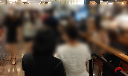23일 점심쯤 서울 강남구 한 쇼핑몰 식당가는 점심을 먹기 위해 찾은 사람들로 북적이고 있다.