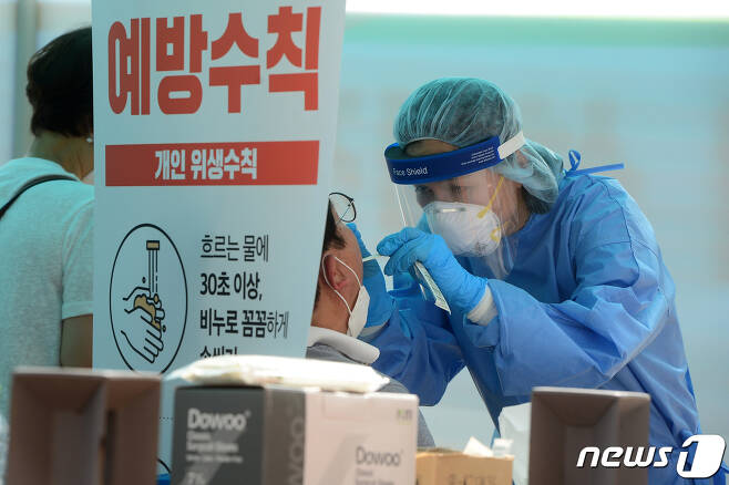 보건소 관계자가 검체를 채취하고 있다./뉴스1 © News1 한산 기자