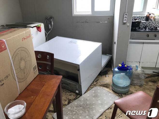 24일 부산 동구 자성대아파트 내 주거지에 침수로 인해 냉장고가 넘어가 있다.2020.7.24/뉴스1 © News1 이유진 기자