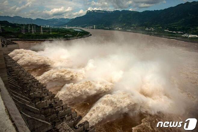 (이창 AFP=뉴스1) 지난 19일(현지시간) 후베이성 이창에 있는 세계 최대 규모의 싼샤 댐이 수위 급상승으로 방류를 하고 있다.  ⓒ AFP=뉴스1