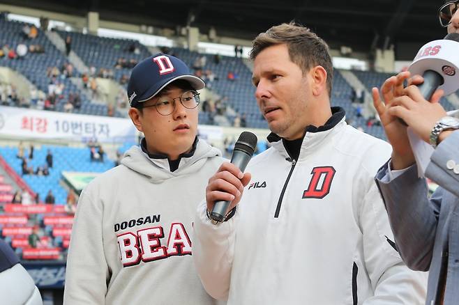 ▲ 두산 베어스 스페인어 담당 최우진 통역(왼쪽)과 유네스키 마야 ⓒ 두산 베어스