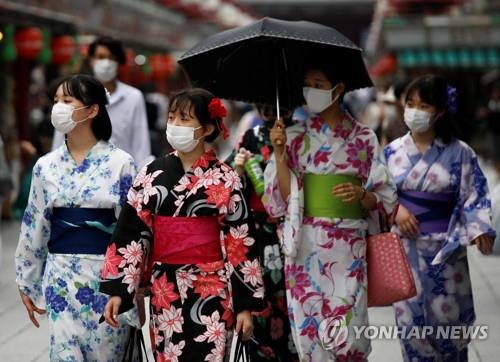(도쿄 로이터=연합뉴스) 여름철 일본 전통 의상인 유카타 차림의 여성들이 지난 22일 도쿄 유명 관광지인 아사쿠사 주변 거리를 걷고 있다. sungok@yna.co.kr