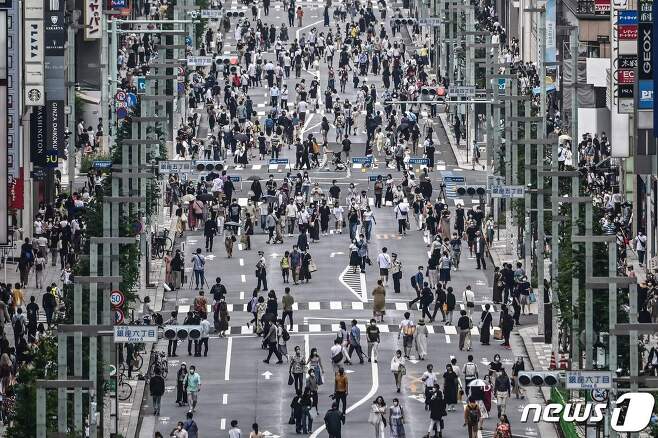 지난 24일 일본 도쿄시내 '차 없는 거리'를 가득 메운 시민들. © AFP=뉴스1