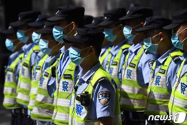 26일 중국 쓰촨성 청두 주재 미국 총영사관 주변에 경찰들이 배치돼 있다. © AFP=뉴스1