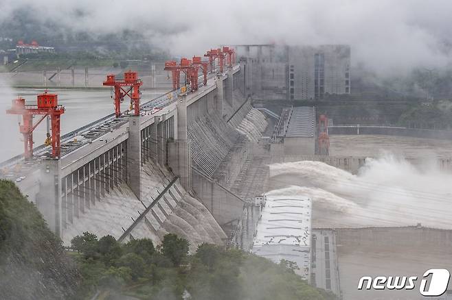 중국 중부 후베이성 이창 양쯔강 유역의 싼샤댐에서 물이 방출되고 있다. © AFP=뉴스1