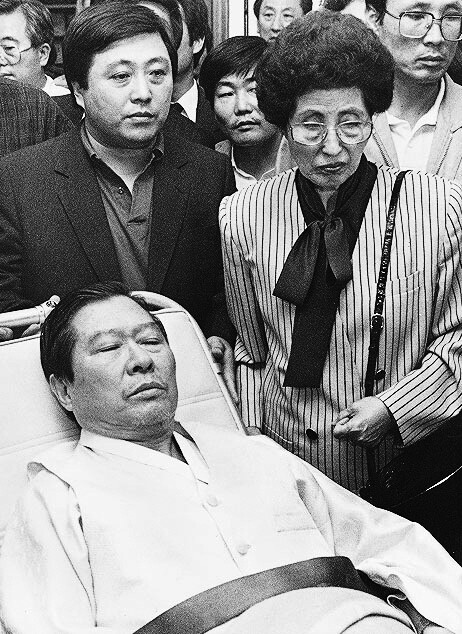 1990년 10월 노태우 정부에 지방자치 실시를 요구하며 단식을 하던 김대중 평화민주당 총재가 가족들에 의해 병원으로 옮겨지고 있다. <한겨레> 자료사진
