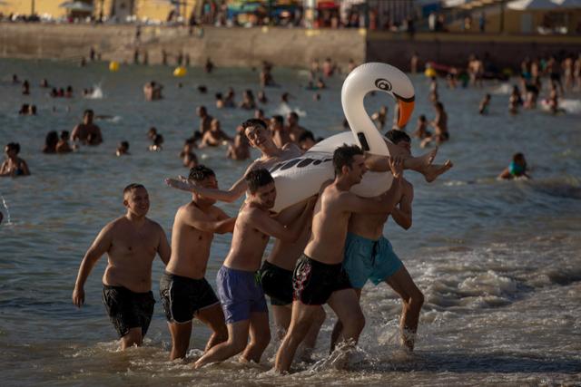 24일 스페인 남부 카디스해변에서 관광객들이 마스크를 쓰지 않은 채 물놀이를 즐기고 있다. 카디스=AP 연합뉴스