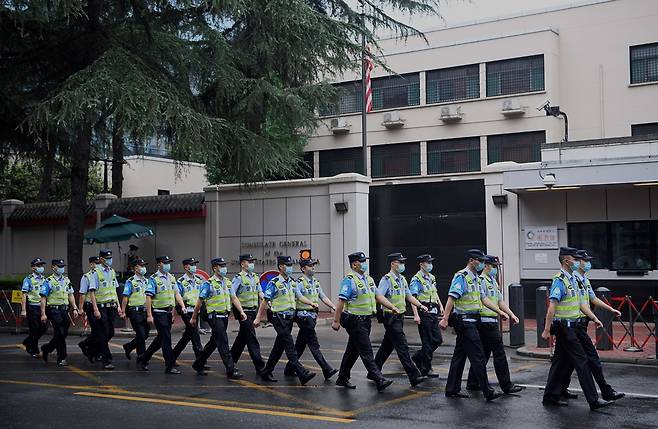25일 중국 쓰촨성 청두에 위치한 미국 총영사관 주변에 경찰이 삼엄한 경비를 서고 있다./사진=AFP