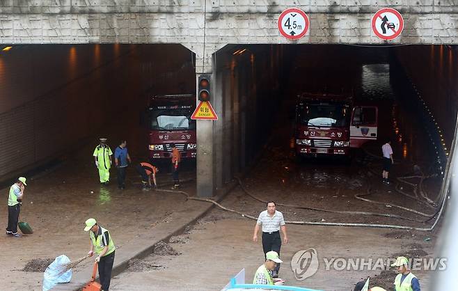 2014년 8월 2명 목숨 앗아간 부산 우장춘로 지하차도 복구 작업 모습 [연합뉴스 자료사진]
