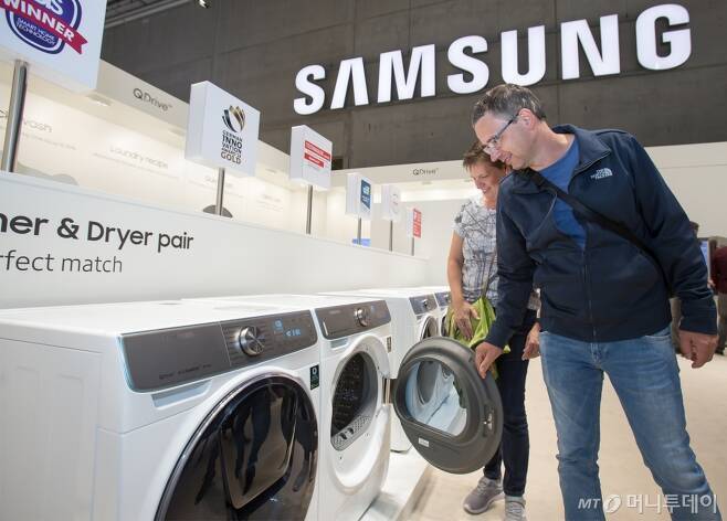 해외 삼성전자 매장에서 현지 소비자가 삼성 세탁기를 살펴보고 있다/사진제공=삼성전자