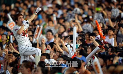27일 2013 프로야구 롯데자이언츠와 SK와이번스의 후반기 두번째 대결이 펼쳐지는 사직야구장. 롯데 응원단장 조지훈이 관중석으로 들어가 응원을 유도하고 있다. 사직 | 강영조기자kanjo@sportsseoul.com